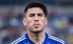 O Villalba, no primeiro jogo em que coloquei como zagueiro, foi contra o  Democrata-GV. Treinei um dia e coloquei quem não tinha jogado no dia  anterior. Fiquei tão mal com a qualidade