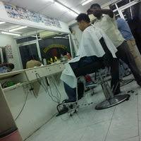 Cara potong rambut sendiri di rumah tak sesulit yang kamu pikir, kok. Kedai Gunting Rambut Nice Desa Pinggiran Putra