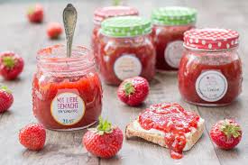 Selbstgemachte Erdbeer Rhabarber Marmelade Mit Vanille Abgefullt In Glaser Von Depot Und Beklebt Mit Etiketten Rhabarber Marmelade Erdbeer Rhabarber Marmelade Und Erdbeer Rhabarber