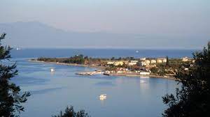 Αποτελεί αναγνωρισμένο τουριστικό θέρετρο, γνωστό για τις παραλίες του με τα καθαρά νερά του και το περιβάλλον του. Arkitsa F8iwtidas H Perioxh Shmera Kai H Arxaia Aloph Agnwsth Ellada