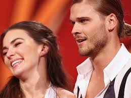 Anfangs gingen 14 promis ins rennen um schlussendlich die krone mit nach hause zu nehmen. Let S Dance Star Rurik Gislason Wer Trainiert Hier Wen Renata Vollig Ausser Atem Fussball Gibt Krasse Kondition Bunte De