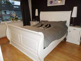 landelijk 2 persoons bed met bijpassende nachtkastjes paneel motief stoer slaapkamer interieur bed met lade interieur
