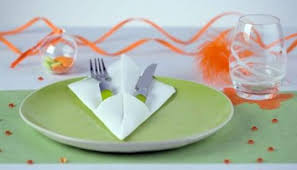 Le pliage de serviettes est une technique utilisée pour donner une forme voulue aux serviettes de table. 5 Pliages De Serviettes Faciles Pour Une Table De Fete M6 Deco Fr