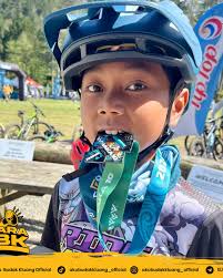 Tahniah adik Ryan Iman Muhammad Ryan Iman atau lebih dikenali dengan nama  Iman kelahiran Kluang berusia 12tahun. Menamatkan perlumbaan 'Whaka100  Mountain Bike Marathon' sejauh 10km di Whakawarewa Forest, Rotorua, New  Zealand semalam.
