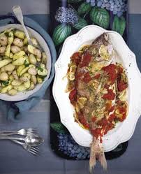 Il pagello fragolino è un pesce dal sapore delicato e dalle carni bianche e sode, è povero di grassi e quindi indicato mettete i pesci eviscerati e puliti in un contenitore per il forno. Pagello Fragolino Al Forno Con Pomodoro E Patate Novelle Cucina Corriere It