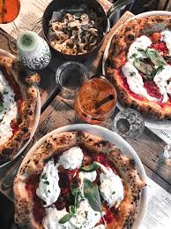 Neapolitanische pizza mit flachem boden, feinporigem teig und fluffigem rand! Echte Neapolitanische Pizza In Munchen Top 5 Flavourate