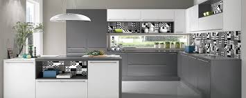 Les réfrigérateurs smeg sont bien connus avec leur design regardez cette belle cuisine rouge et blanche avec son mobilier laqué couleur bordeaux et son sol revêtu en parquet gris Cuisine Touch Gris Noir Blanc Atout Cuisines