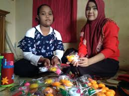 Maybe you would like to learn more about one of these? Kain Flanel Diolah Jadi Gantungan Kunci Rakyat Aceh