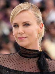 Charlize theron's new film the old guard was released on netflix today, and our critic matt goldberg called it the best netflix action movie thus far. it certainly seems to cement theron as an action star. Filmografie Von Charlize Theron Filmstarts De