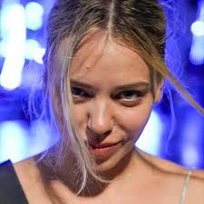 Lisa Fall (@Audrey_Hellburn)