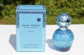 If you pay attention to perfume at all, you probably already know it's a flanker to 2007′s daisy, a i did review daisy eau so fresh, but i skipped the next two paired sets of flankers: Marc Jacobs Daisy Dream Forever Eau De Parfum Review