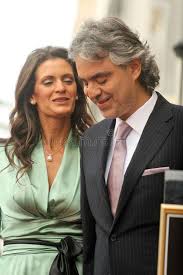 Andrea bocelli was led out onto the stage.blind since the age of 12, he was guided to the waitingmicrophone. Andrea Bocelli Mit Frau Lose Puzzlespiele Kostenlos Auf Puzzle Factory