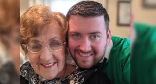 Avó criou um perfil sincero do neto no Tinder: “Bagunceiro” e “péssimo na  cozinha”