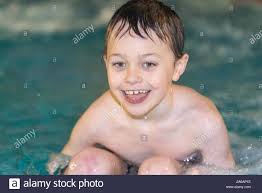 Er ist aber auch keine erkrankung. Einen Netten Gut Aussehenden Kleinen Jungen Mit Adhs Autismus Asperger Syndrom Schwimmen Lachen Und Spass In Das Ortliche Schwimmbad Schwimmen Zu Lernen Spass Stockfotografie Alamy