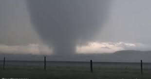 Une parcelle d'air qu'on soulève diminue de température (t) et de pression (p) avec l'altitude selon la loi des gaz parfaits ( p v = n r t {\displaystyle pv=nrt} ). Une Tornade En Estrie Ce Soir