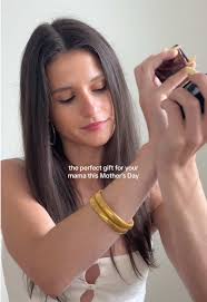 Regala a Mamá el Perfume Crystal Noir de Versace