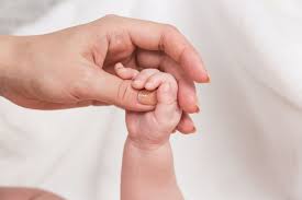 Immer mehr eltern gehen mit ihren kindern zum osteopathen, doch in der schulmedizin ist die osteopathie zum teil umstritten. Osteopathie In Der Stillzeit Fur Mama Und Baby Naturlich Schwanger