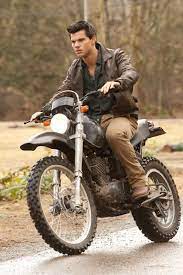 Twilight Halloween How To Dress Like Your Favorite Character Twilight Jacob Jacob Black Twilight Twilight Saga