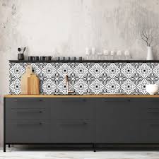 Sticker crédence carreaux de ciment embelissez votre cuisine, salle de bain ou toute autre pièce avec les crédences adhésives, faciles à poser et à entretenir. Credence Adhesive Carreaux De Ciment Josephine Noir 40x200cm Vinyle Adhesif