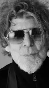 Após diagnóstico de câncer, Tony Bellotto viraliza por conta de camiseta