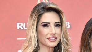 Giornalista professionista, conduce il programma dedicato alla champions league su, conduce pressing serie a su italia 1. Rivoluzione Mediaset Giorgia Rossi Lascia La Posizione Della Leotta