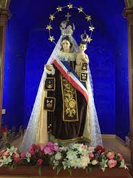 La advocación mariana de la virgen del carmen (también llamada chinita, madre de chile, augusta patrona de chile, reina del tamarugal o simplemente carmelita) es una tradición católica traída desde españa a américa en 1595 1 (o 1680) 2 por los frailes agustinos, quienes trasladaron consigo la primera imagen. Virgen De La Tirana Chinita Del Carmen Region De Tarapaca La Tirana Banderines De Baby Shower Chinita