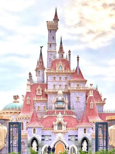 DISNEY PARKS] La nouvelle extension sur le thème de La Belle et la Bête à  東京ディズニーリゾート (Tokyo) est presque terminée ! A cette occasion, découvrez en  images le magnifique château de ce