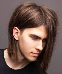 Giocando con scalature e sfilature, ma anche con ciuffi e frange, si può quindi dare equilibrio alla chioma e ai tratti del viso, ad esempio . Capelli Lunghi Uomo 2022 Tagli Di Tendenza In 100 Immagini