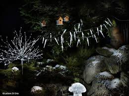 Deavita vous propose plusieurs idées fascinantes qui incluent la guirlande lumineuse extérieur, les sapins. Noel Comment Decorer L Exterieur De Sa Maison Elle Decoration