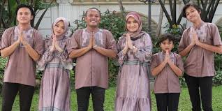 Ketimbang berpose dengan pakaian muslim seragam yang terlihat rapi dan formal, mereka tampil santai dengan kaos. Deretan Artis Ini Pakai Seragam Keluarga Saat Idul Fitri Kompak Dan Kece Banget Diadona Id