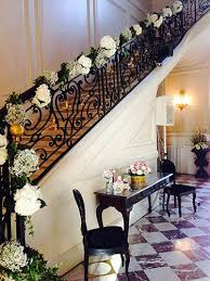 Escalier Fleuri D Hortenti Gypsophile Lierre Realisation De Reflets Fleurs Fleuriste Decoration Escalier Mariage Escalier De Mariage Idee Decoration Mariage