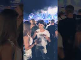 Juanpa zurita ayuda a su novia macarena achaga a sorprender a su abuela. Juanpa Zurita Besa A Su Novia En Tomorrowland Youtube