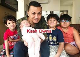 Beliau memulakan karier sebagai penyanyi pada tahun 1995 ketika berusia 17 tahun. Netizen Puji Anak Sulung Fazley Yaakob Matang Dan Dodoikan Adik Kecik Macam Orang Dewasa Kisah Dunia