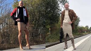 Désolé pour ne pas être très actif mais voilà une paire de chaussure a talon noire ou marron qui monte jusqu'en dessous du genoux avec lacet. Avec Ses Jupes Et Ses Talons Hauts Cet Homme Hetero Dejoue Tous Les Stereotypes De Genre