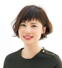 前髪だけでも変えたい人に ラフな束感が今っぽい ジグザグバング 40代のショートヘア 安田成美 髪型 髪型 50代 ヘアスタイル ショート