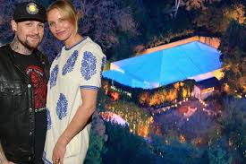 Cameron diaz and benji madden's 100 guests enjoyed a reception in a large backyard tent at the actress' beverly hills home on jan. Inside Cameron Diaz And Benji Madden S Wedding Star Freaks Out Just Before Making Her Big Entrance Mirror Online