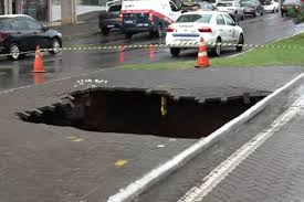 Cratera Gigante Engole Avenida! Maringá em Estado de Alerta Máximo!
