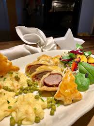 Wildschweinlende Im Speckmantel In Blatterteig In 2020 Speckmantel Speck Teig