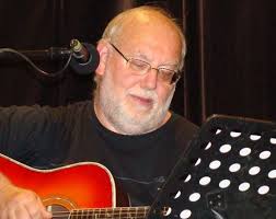 I tak jsou ale jeho písničky pořád postavené hlavně na aranžích, proplétajících se linkách jednotlivých nástrojů a atmosféře. Honza Nedved Smutni Pritelkyne Pavlinka Ho Opustila Showbiz Cz Clanek