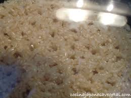 Reemplaza el arroz blanco por integral en tus comidas ya que este aporta más nutrientes ya que al tener la capa de salvado el arroz conserva muchas de sus vitaminas y minerales. Como Cocinar El Arroz Integral De Forma Mas Digestiva Comer Verduras