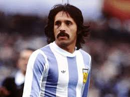 El exfutbolista argentino leopoldo jacinto luque, campeón del mundo de fútbol en 1978 con la 'albiceleste', fue ingresado el lunes a la unidad de cuidados intensivos (uci) de un hospital de. Dia De La Memoria Leopoldo Luque Nos Quisieron Ensuciar O Sacar Meritos Del Titulo Del Mundial 1978 La Nacion