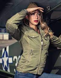 Motorkleding Shop Je In Amsterdam Noord Grootste Motorkledingzaak In Nh Met Ruim 1 200 M2 Winkel O A Rev Motorcycle Jacket Women Jackets Motorcycle Jacket
