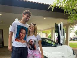 Pedro afonso rezende posso, known as rezendeevil, is a brazilian youtuber. Rezende E Visto Em Festa Sem Gkay Que Se Pronuncia Macho Sendo Um M Quem Quem News