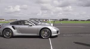 Огромные воздухозаборники в переднем бампере, широкие крылья с вентиляционными отверстиями, большое антикрыло — внешний эффект. Dodge Challenger Hellcat Vs Porsche 911 Turbo S Vs Nissan Gt R Drag Race