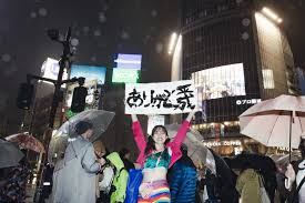 平成から令和へ 改元カウントダウン で渋谷スクランブル交差点が若者たちでごった返し コスプレ姿の来街者も 渋谷 スクランブル交差点 平成 スクランブル交差点