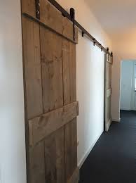 Außerdem geben schiebetüren jedem raum eine ruhige, großzügige eleganz. Schiebetur Selber Bauen Machen Sie So 7 Moglichkeiten Der Montage