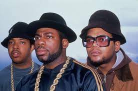 Ll Cool J Missy Elliott And More The Kangol Hat S Greatest Hip Hop Style Moments Hip Hop Fashion 90s Fashion Grunge Men Kangol