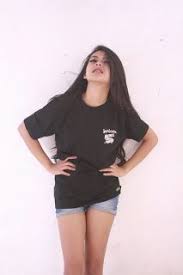 Ada ciri khas tertentu dari pakaian distro wanita model kaos oblong ini sudah ada sejak dulu, pembaruan hanya pada desain gambar dan variasi pada kerah. Foto Model Cewek Kaos Distro Kaos Model Fotografi