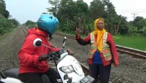 Alvaro sebagai jasa agen travel terbaik di brebes melayani jasa travel dengan harga terjangkau dan layanan door to door service tepat waktu. Kisah Nenek Kasturah 2 Tahun Jaga Perlintasan Ka Di Pekalongan Tanpa Dibayar Bagian 1