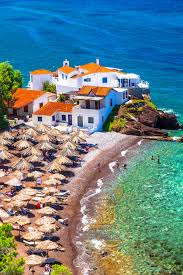 Yunanistan'da lüks tatil deneyimini de yaşayabilirsiniz, özellikle mykonos, santorini, korfu, rodos ve girit gibi turistik mekanlarda lüks tatil ve eğlence amaçlı birçok seçenek sunmaktadır. Hydra The Dream Island For A Holiday In Greece Vogue Paris